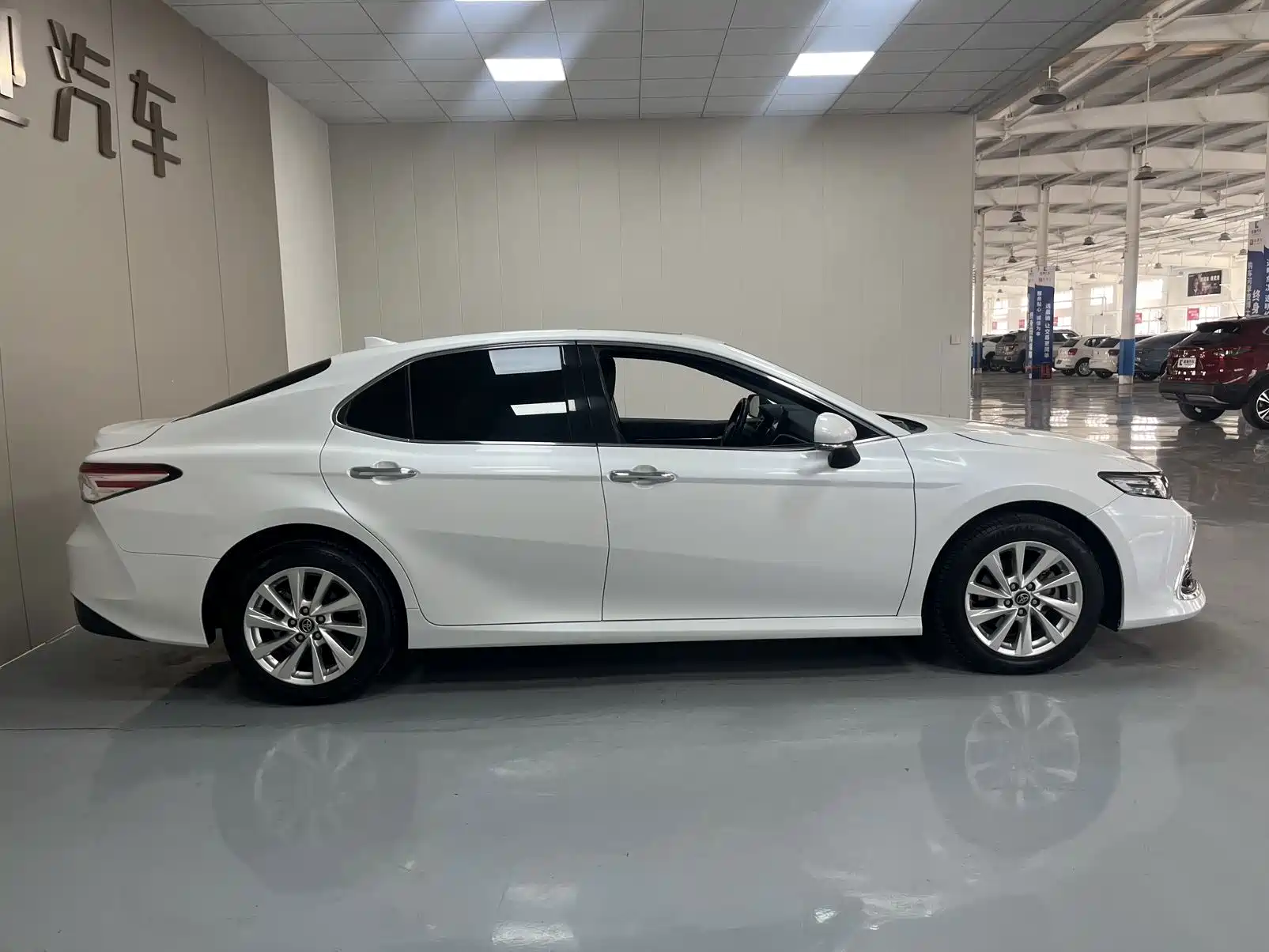 Фото 9 - Toyota Camry