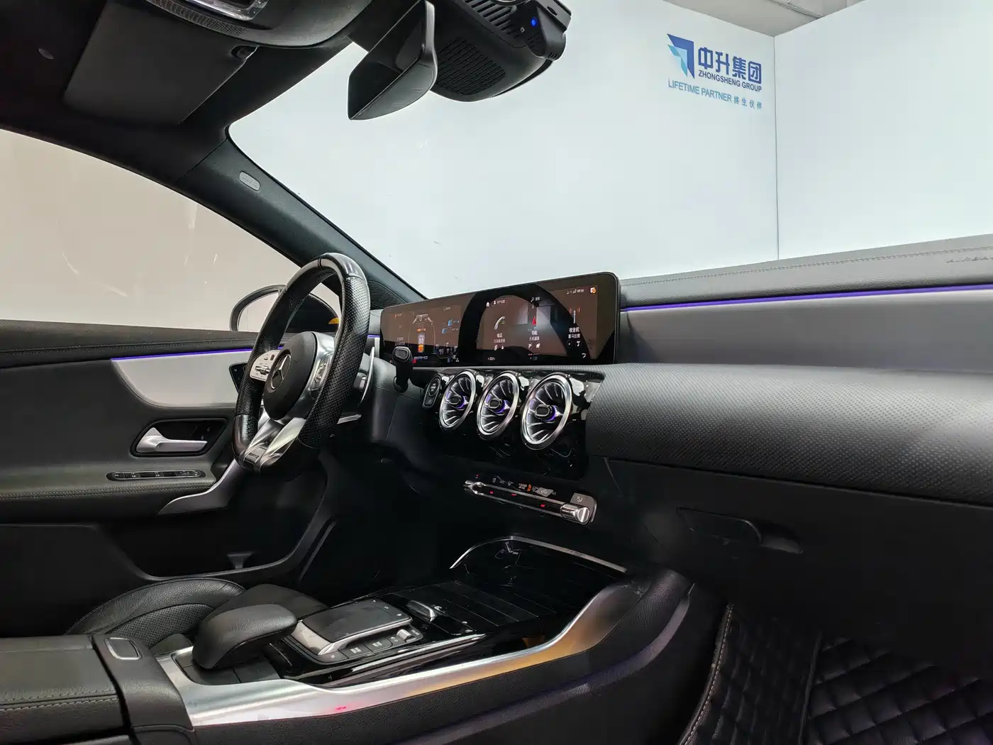 Mercedes-Benz A-Class AMG (Import) 2023 AMG A 35 4MATIC Sun Edition фото 15