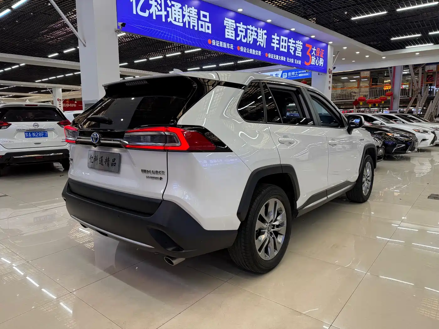 Toyota Wildlander 2021 Hybrid 2.5L E-CVT AWD Luxury Edition фото 4