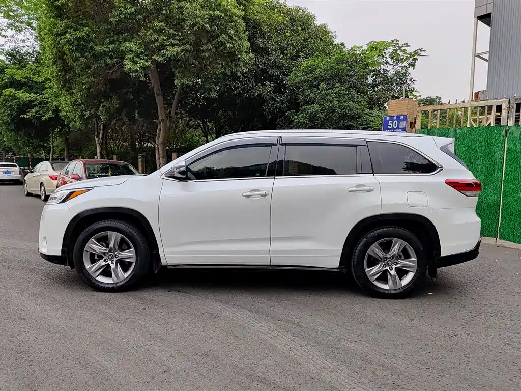 TOYOTA HIGHLANDER