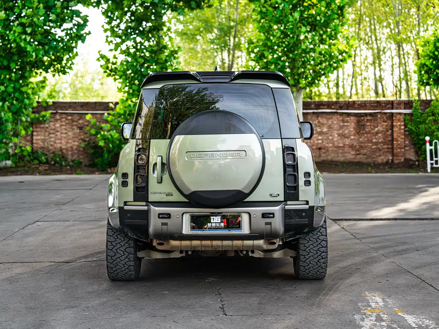 Land Rover Defender 2021 90 P400 Classic Replica Edition фото 5