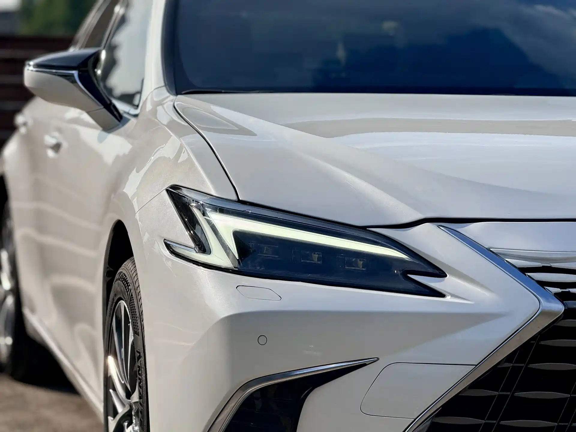 Photo 4 - Lexus ES