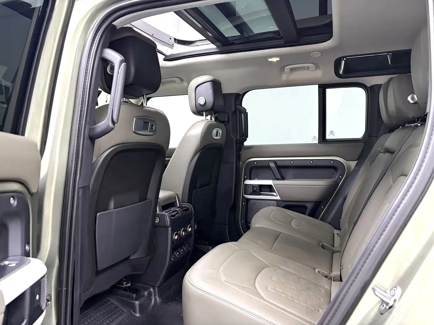 Land Rover Defender 2021 110 P400 SE фото 10