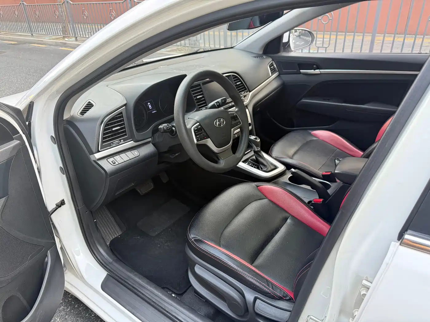 Hyundai Elantra 2016 Model 1.6L Automatic Smart Elite фото 8
