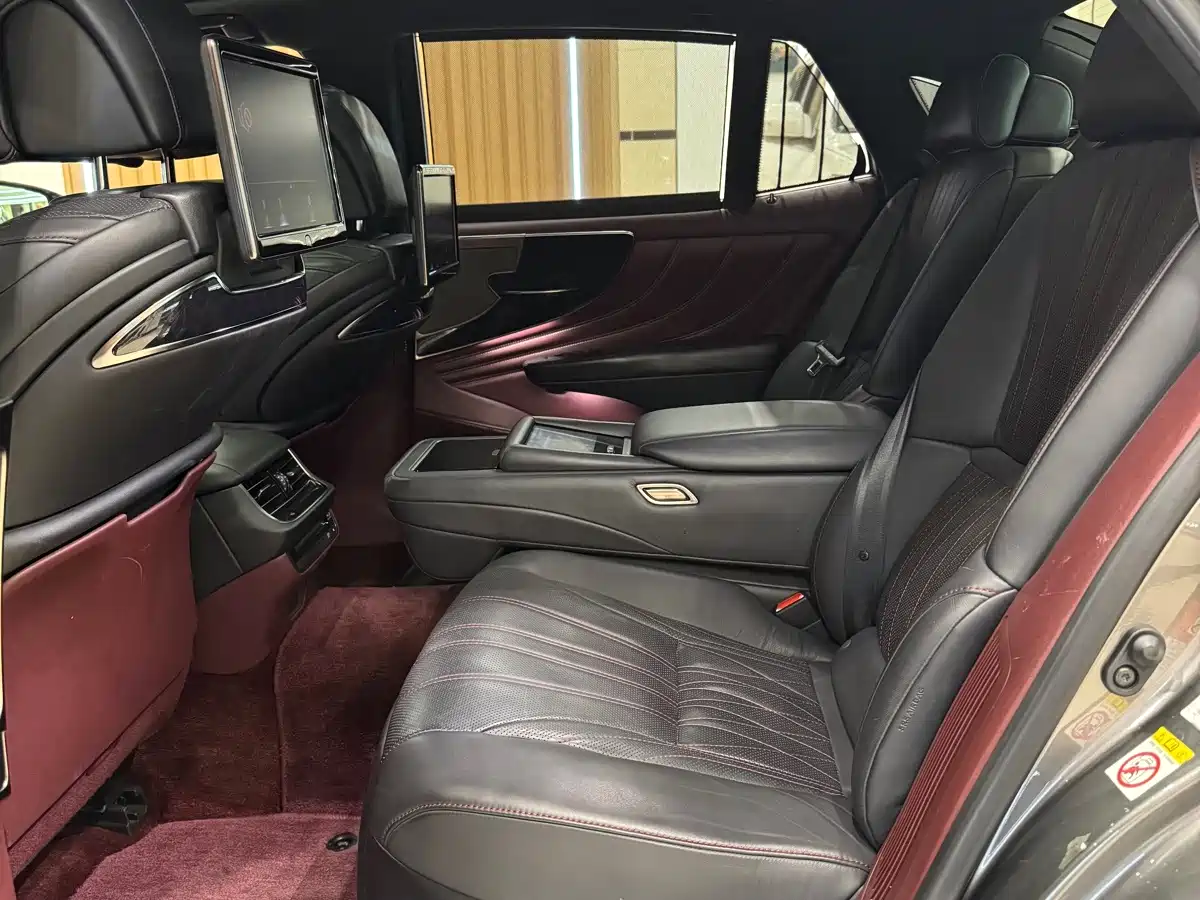 Фото 10 - Lexus LS