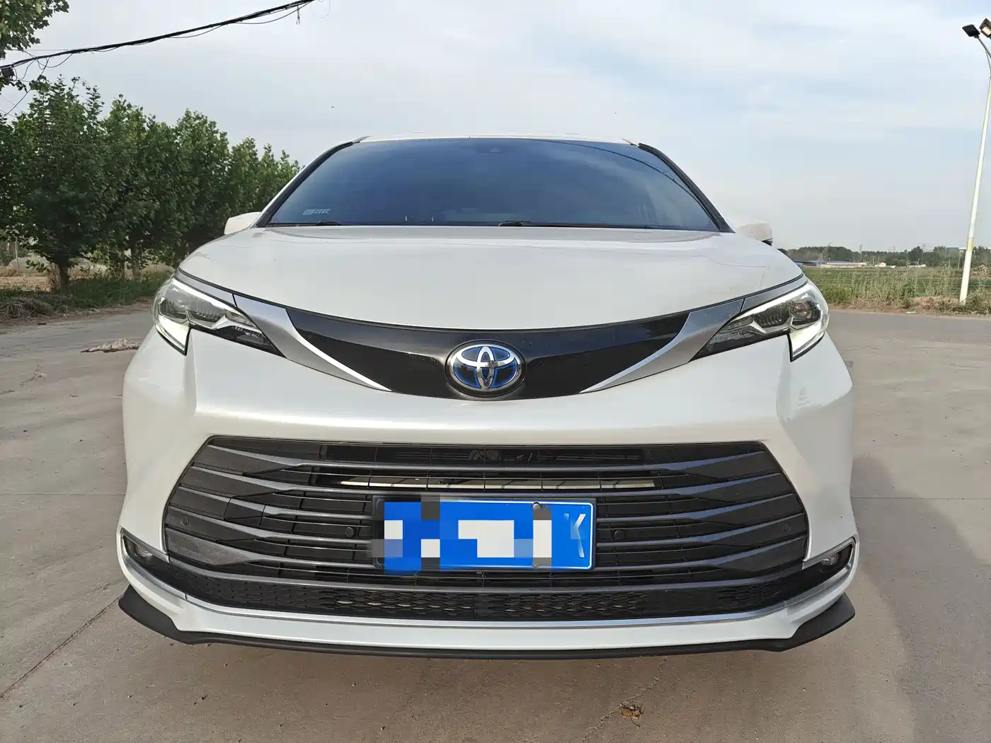 Toyota Sienna 2021 2.5L Hybrid Premium Edition фото 2