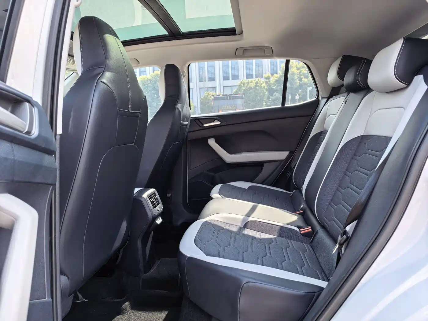 Volkswagen Tharu 2025 Model Rising Star 300TSI Aspiration Edition фото 7