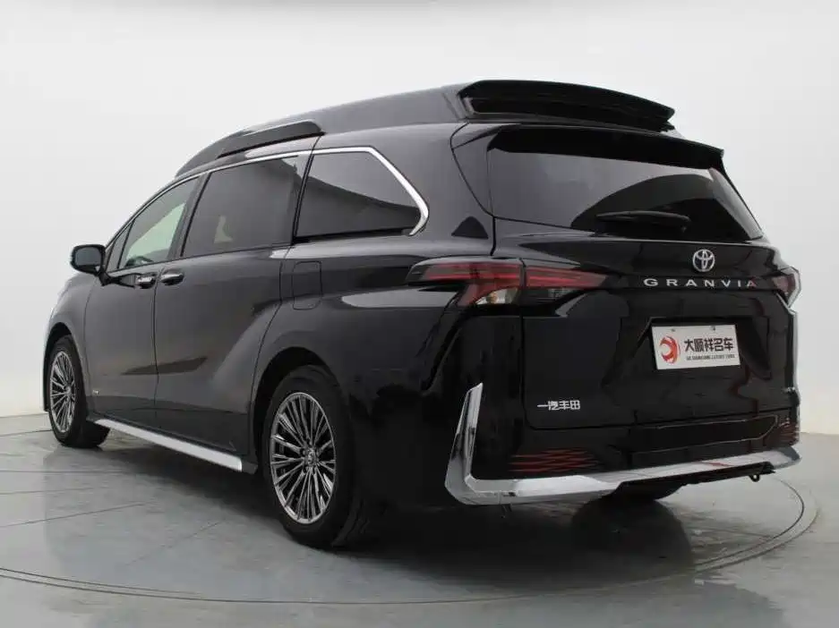 Toyota Granvia 2024 2.5L Hybrid Comfort фото 5