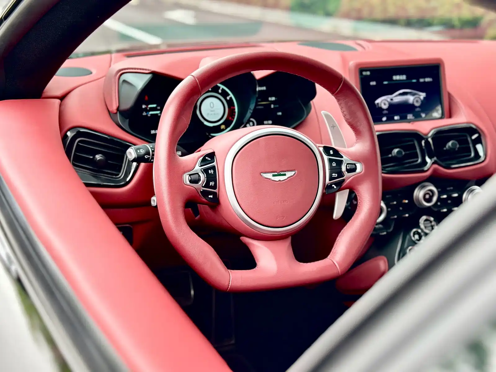 Фото 18 - Aston Martin Vantage