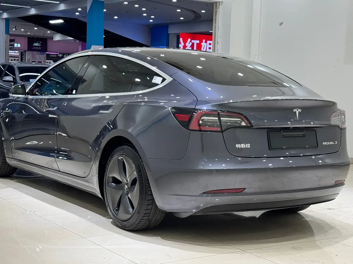 TESLA MODEL 3