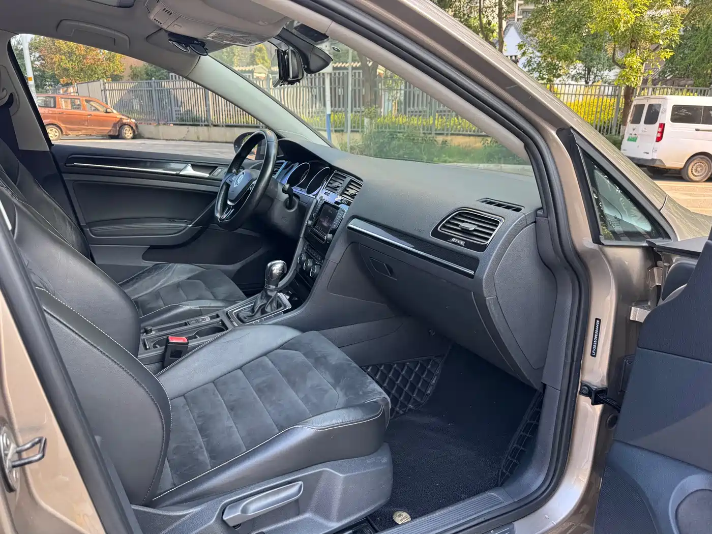 Photo 10 - Volkswagen Golf