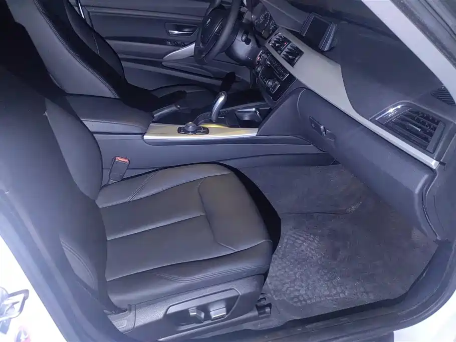 BMW 3 Series GT 2017 320i Fashion фото 8