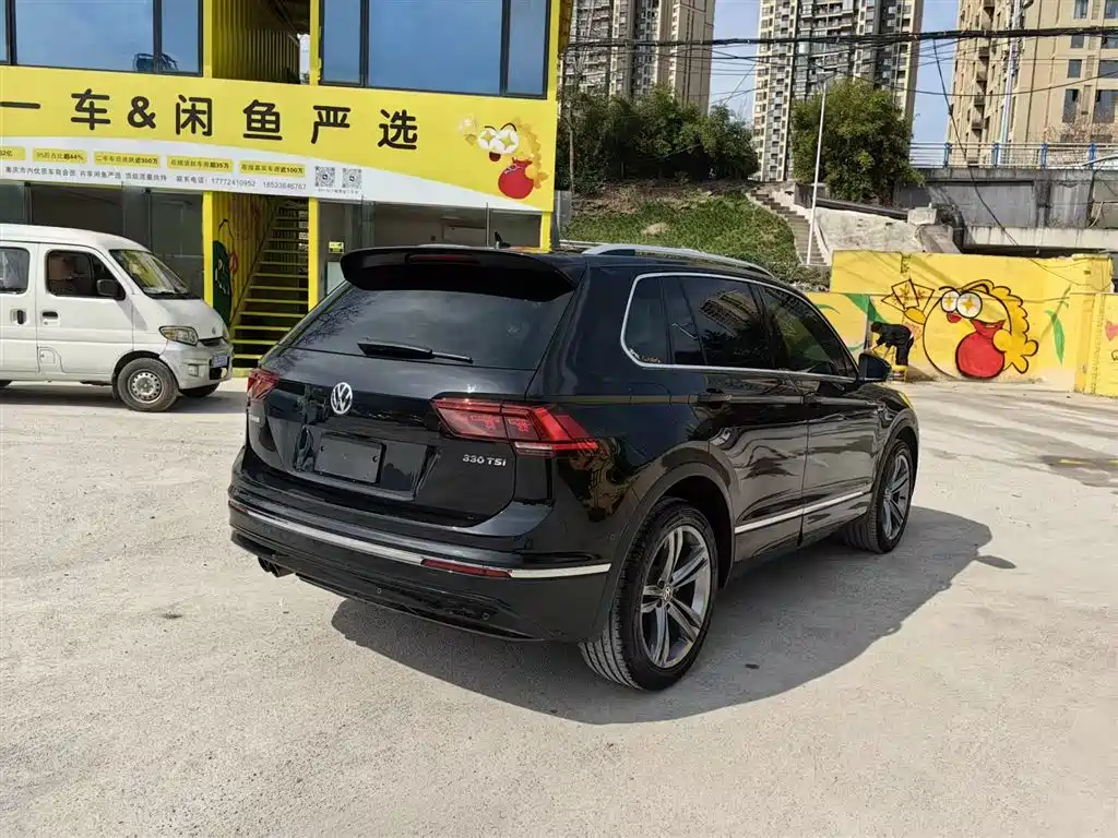 VOLKSWAGEN TIGUAN