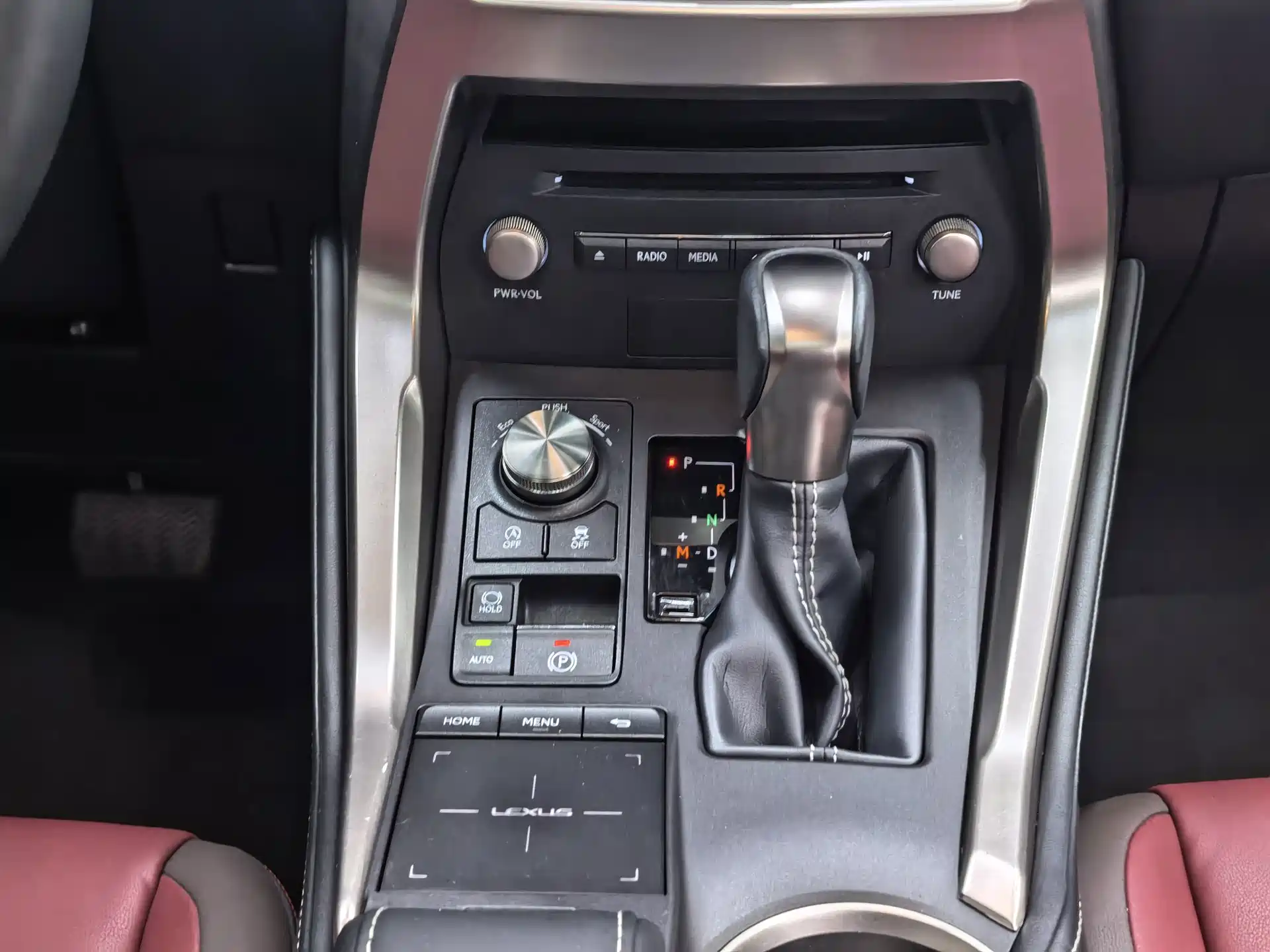 Фото 28 - Lexus NX