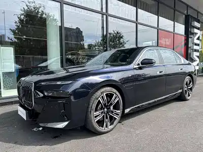 BMW i7