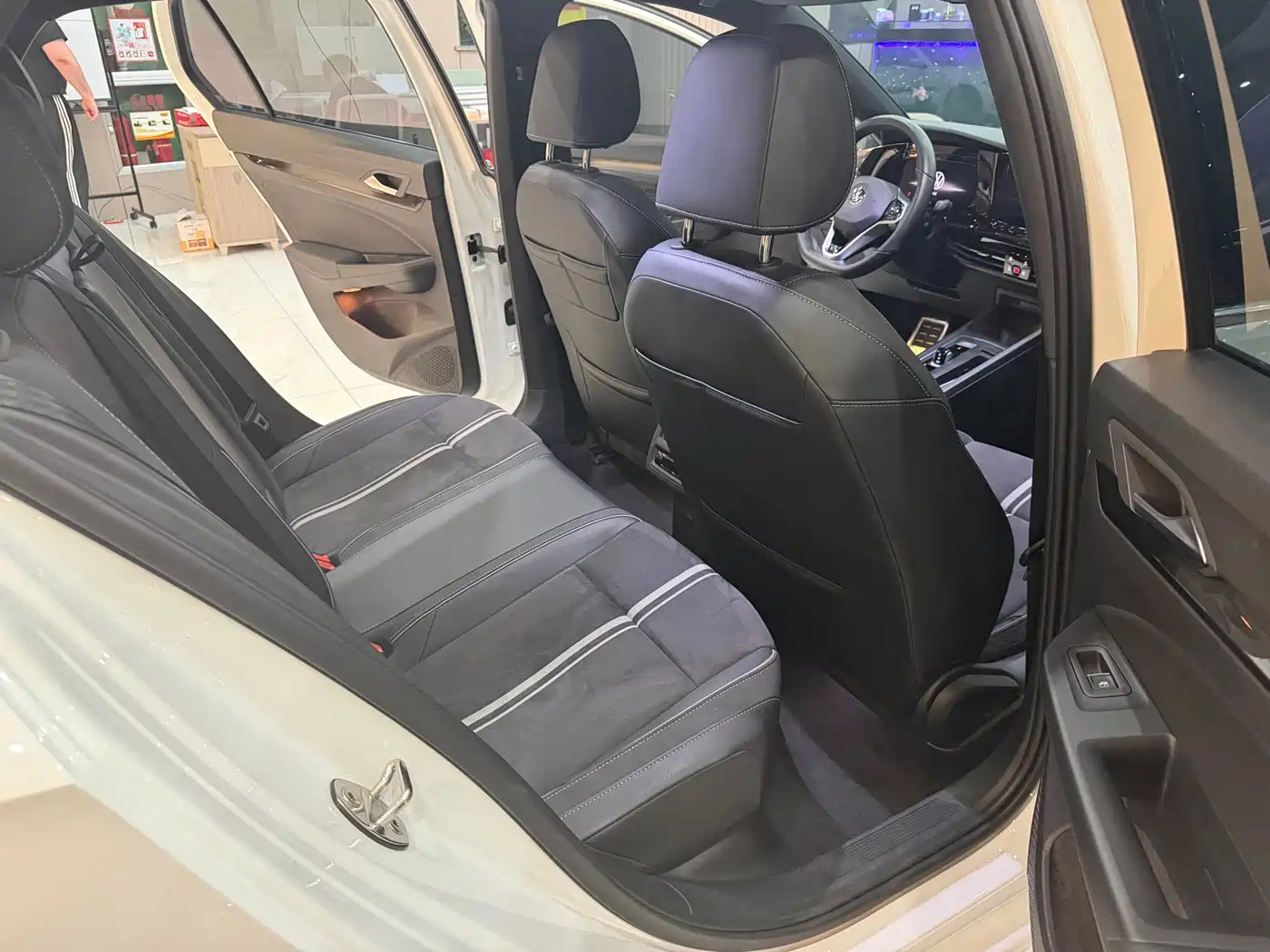 Volkswagen Golf 2023 280TSI DSG R-Line Lite фото 10
