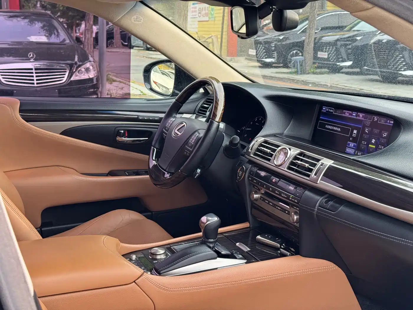 Фото 16 - Lexus LS