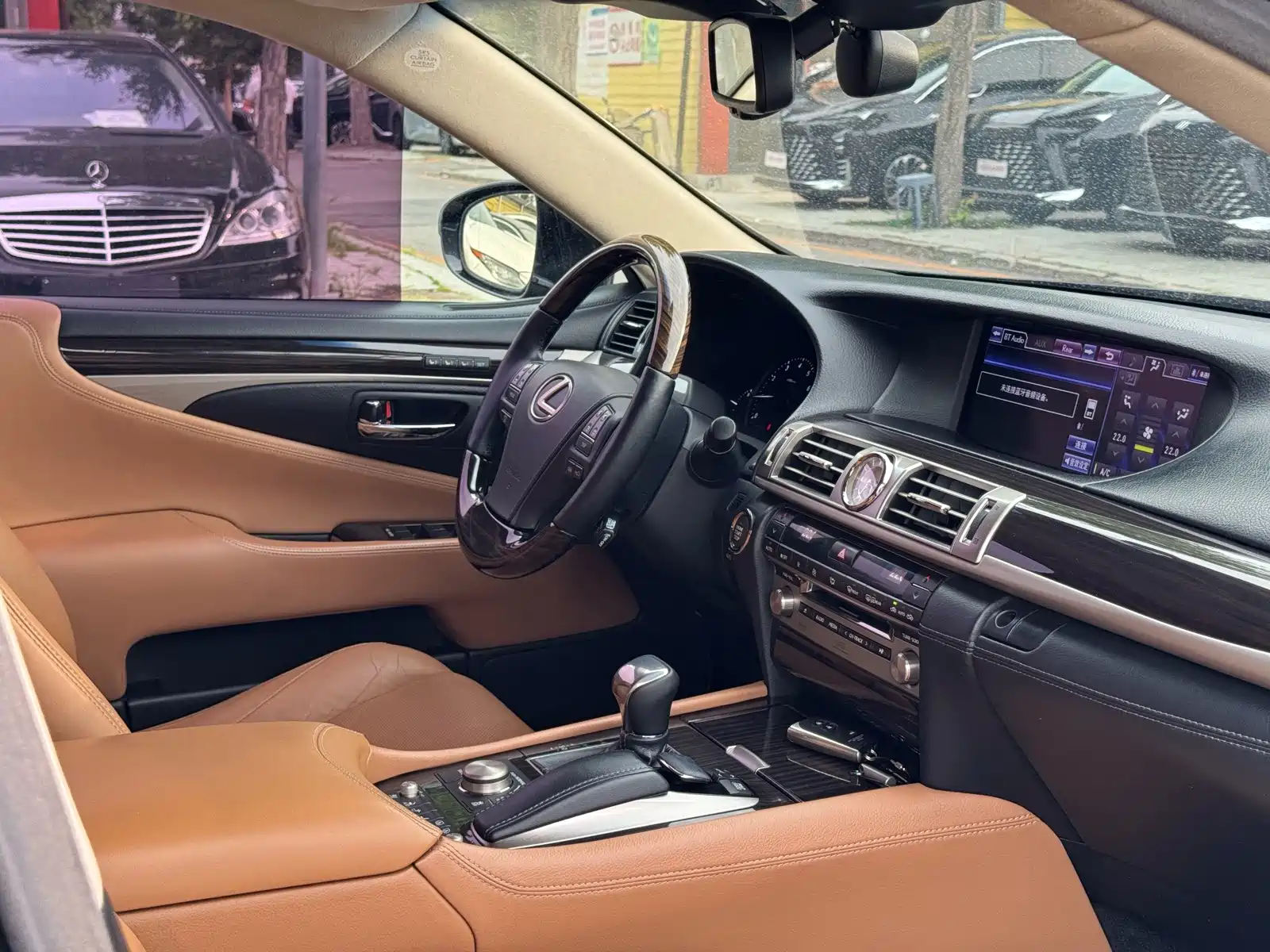 Фото 16 - Lexus LS