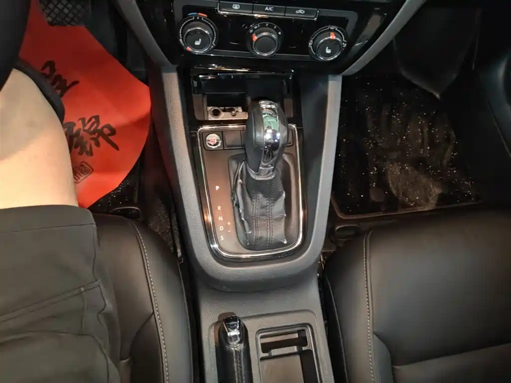 Volkswagen Sagitar 2018 180TSI DSG Premium Edition фото 14