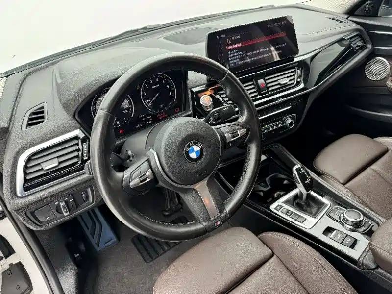 BMW 1 Series 2023 120i M Sport Shadow Edition фото 11