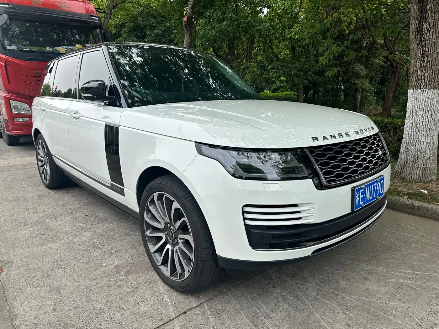 Land Rover Range Rover 2021 3.0 L6 Heritage Extended Classic Edition фото 2