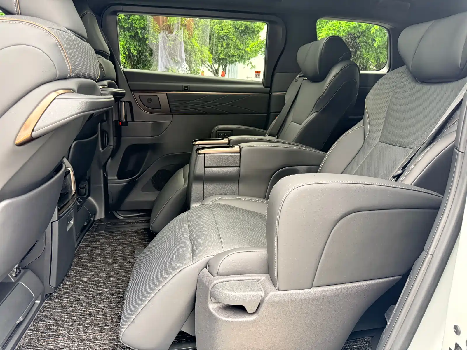 Photo 15 - Toyota Alphard
