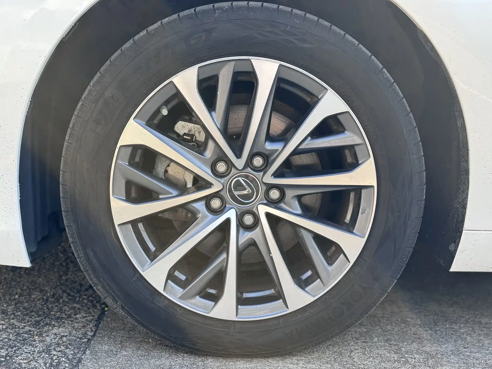 Photo 14 - Lexus ES