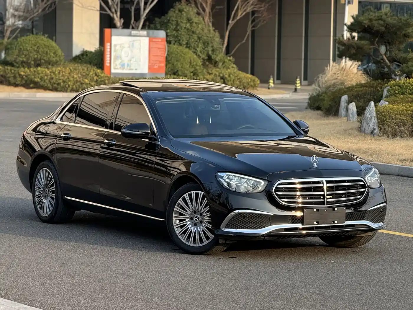 Mercedes-Benz E-Class 2023 E 300 L Fashion фото 3