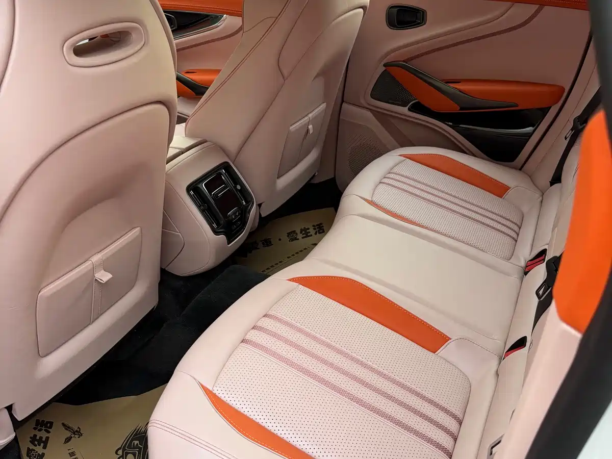Aston Martin DBX 2026 2025 4.0T V8 707