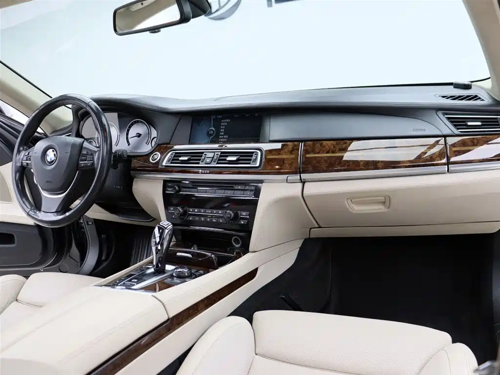 BMW 7 Series 2010 760Li фото 26