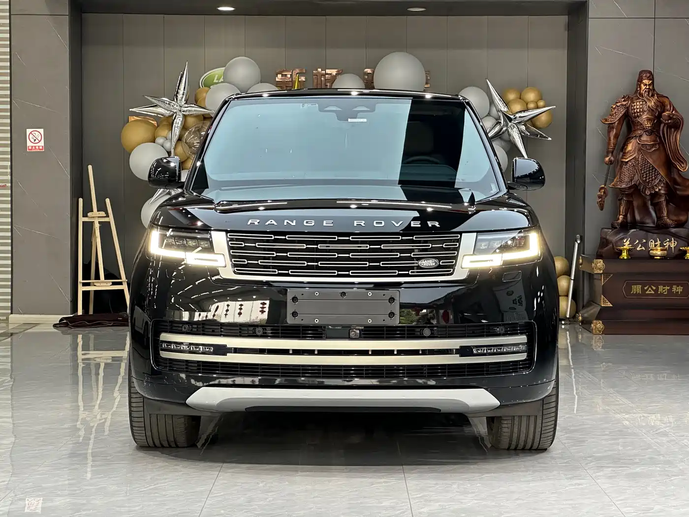 Land Rover Range Rover 2023 3.0 L6 400PS Golden Age 7-Seater Long Wheelbase фото 2