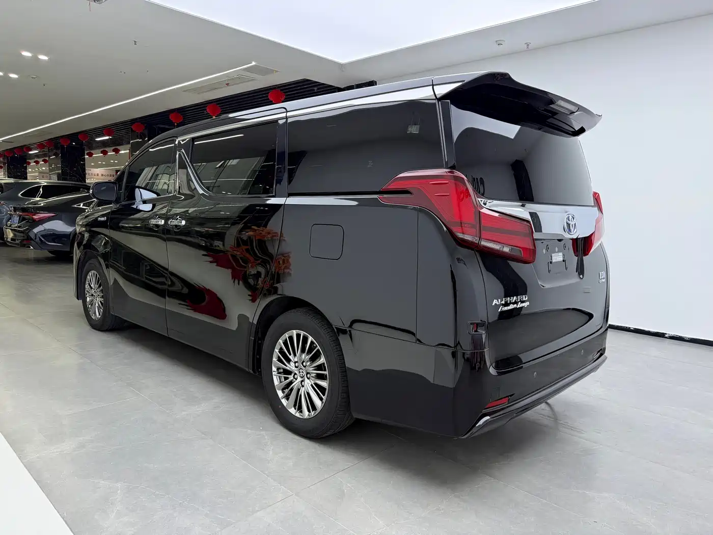 Toyota Alphard 2021 Hybrid 2.5L Luxury фото 4