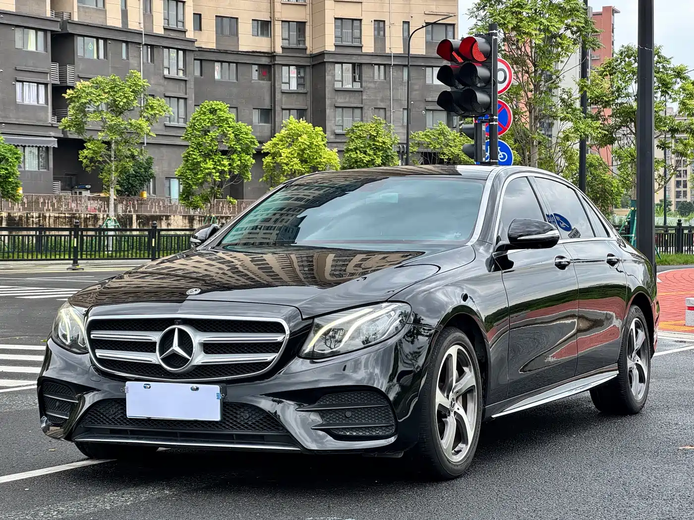 صورة 1 - Mercedes-Benz E-Class