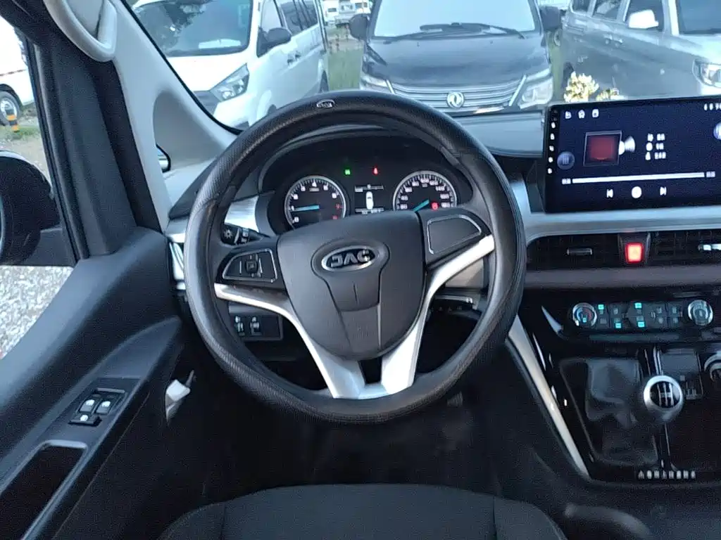 JAC Refine M3 2025 2025 PLUS 1.8L Manual Comfort 9-seater