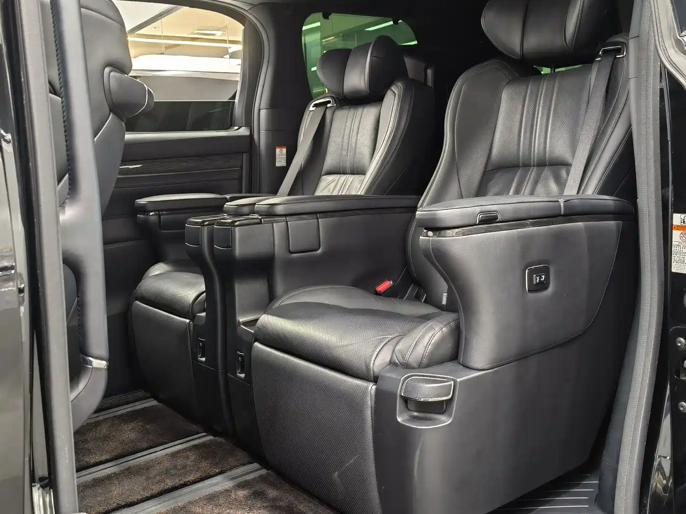 Lexus LM 2020 300h Seven-Seater Elegance Edition фото 10
