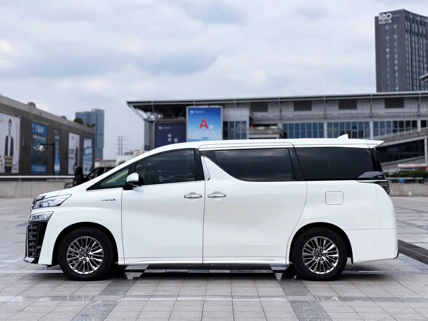 Toyota Vellfire 2021 Crown Hybrid 2.5L HV Supreme Edition фото 4
