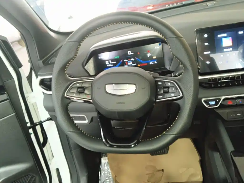 Фото 11 - Geely Coolray