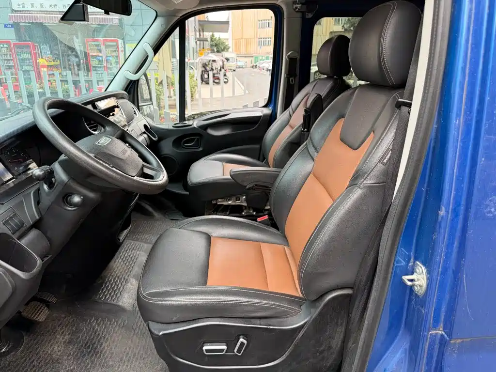 Photo 8 - Iveco Daily