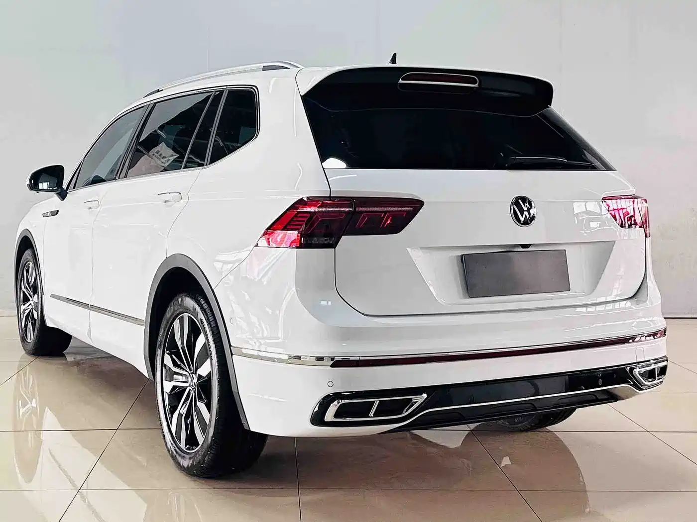 Volkswagen Tiguan L 2024 330TSI Automatic 2WD R-Line Premium Enjoyment Edition фото 8