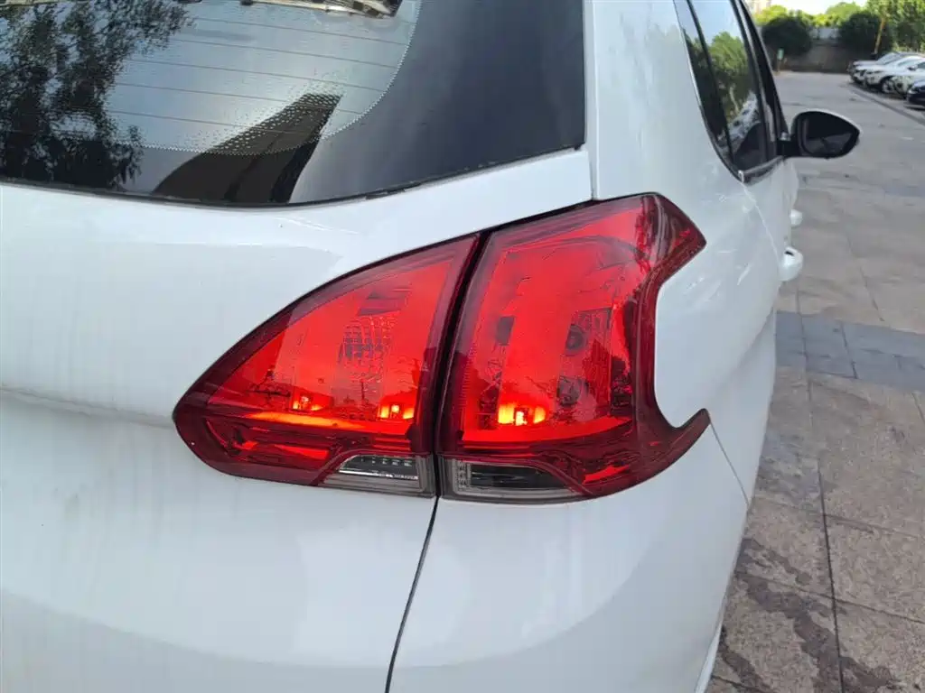 Peugeot 2008 2015 1.6L Automatic Cool Edition фото 8