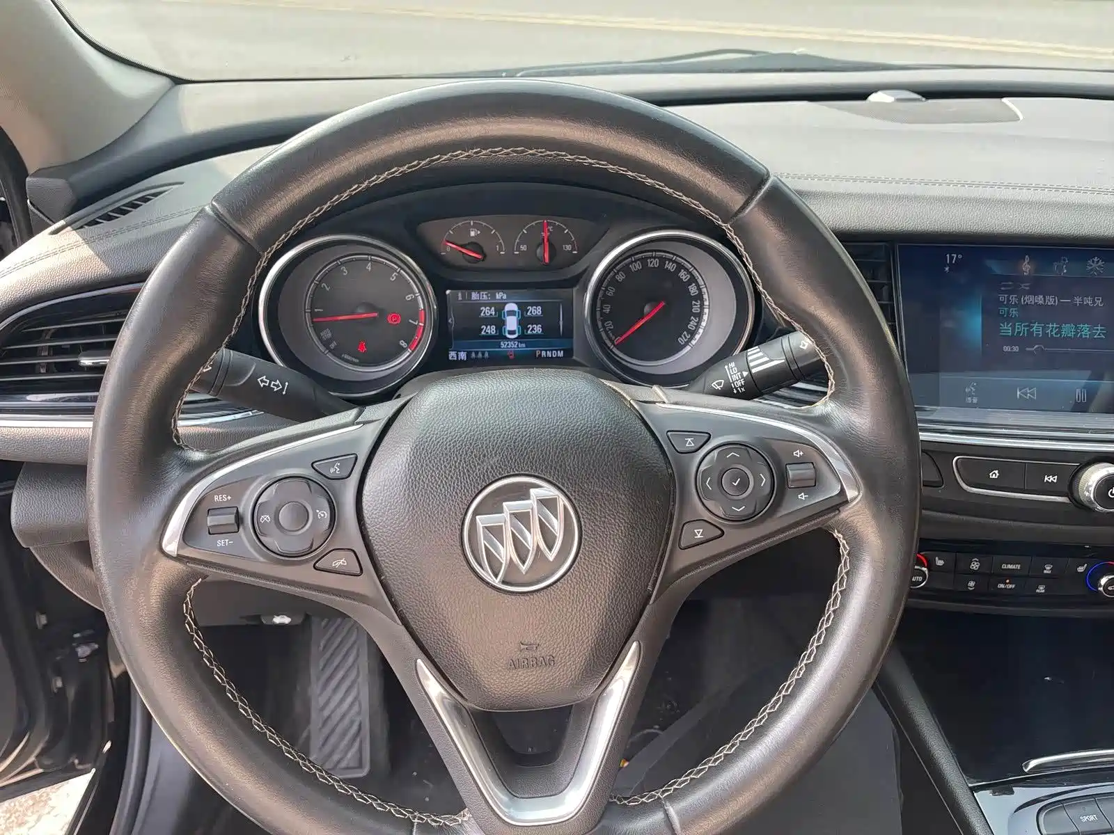 Photo 11 - Buick Regal