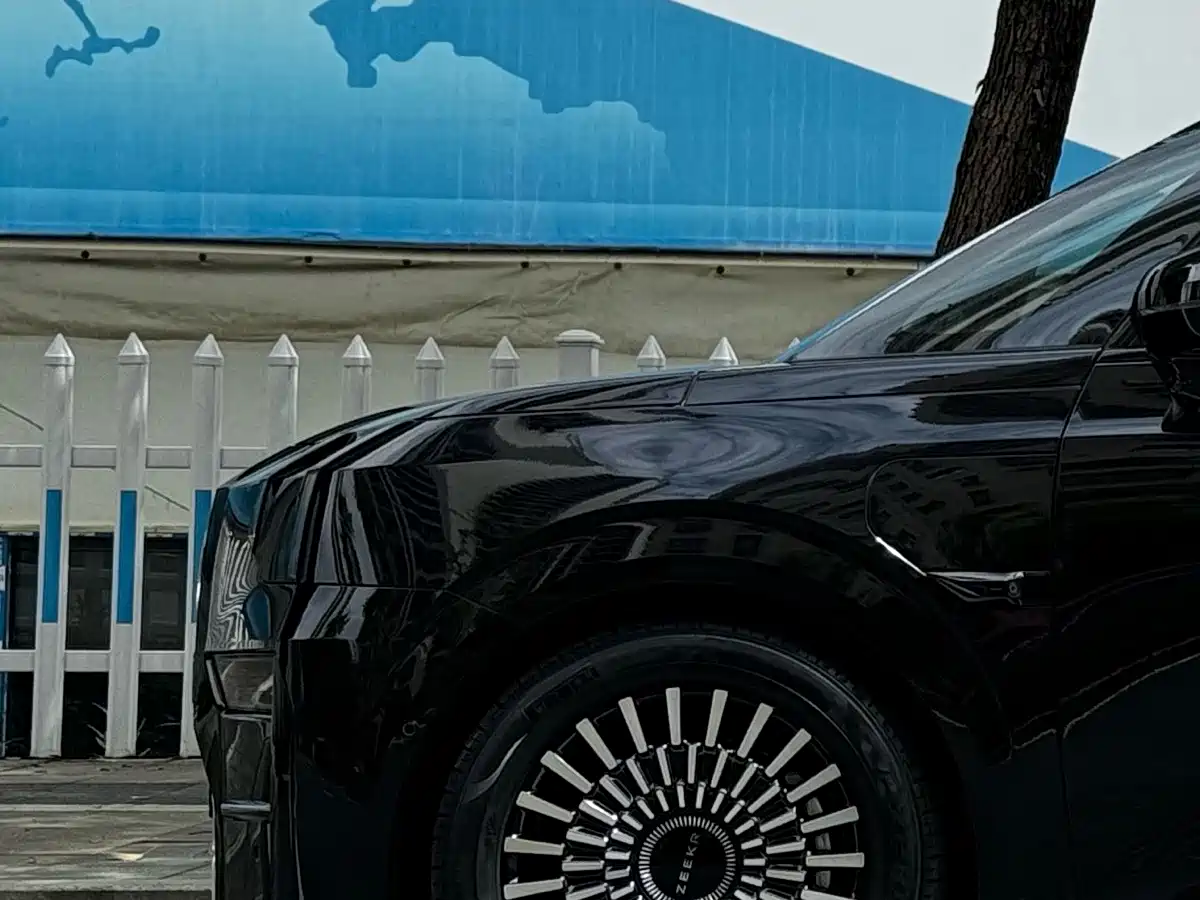 ZEEKR 009 2025 2024 6-seat Executive AWD 108kWh