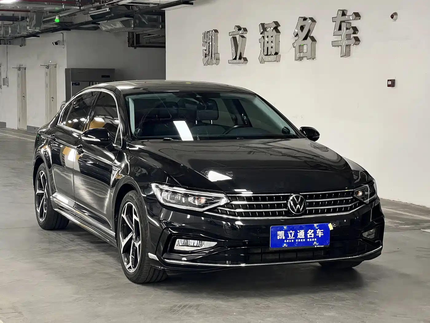 Volkswagen Magotan 2023 Model 2 Million Commemorative Edition 330TSI DSG Luxury фото 3