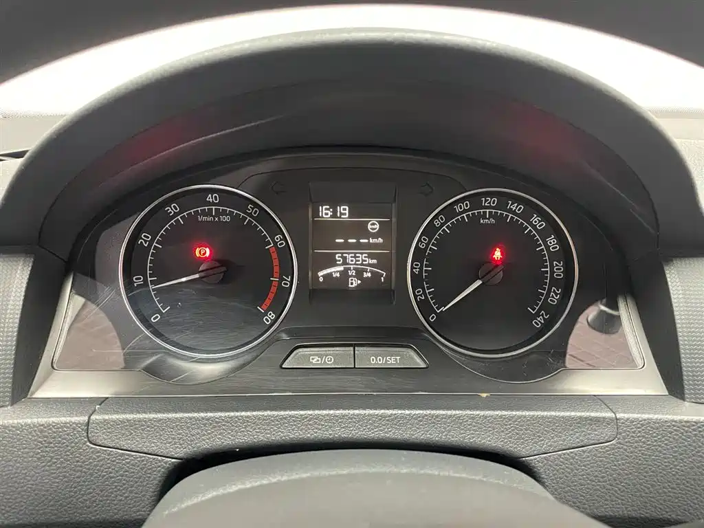 Škoda Skoda Rapid Spaceback 2016 Facelift 1.4L Manual Forward Edition фото 11