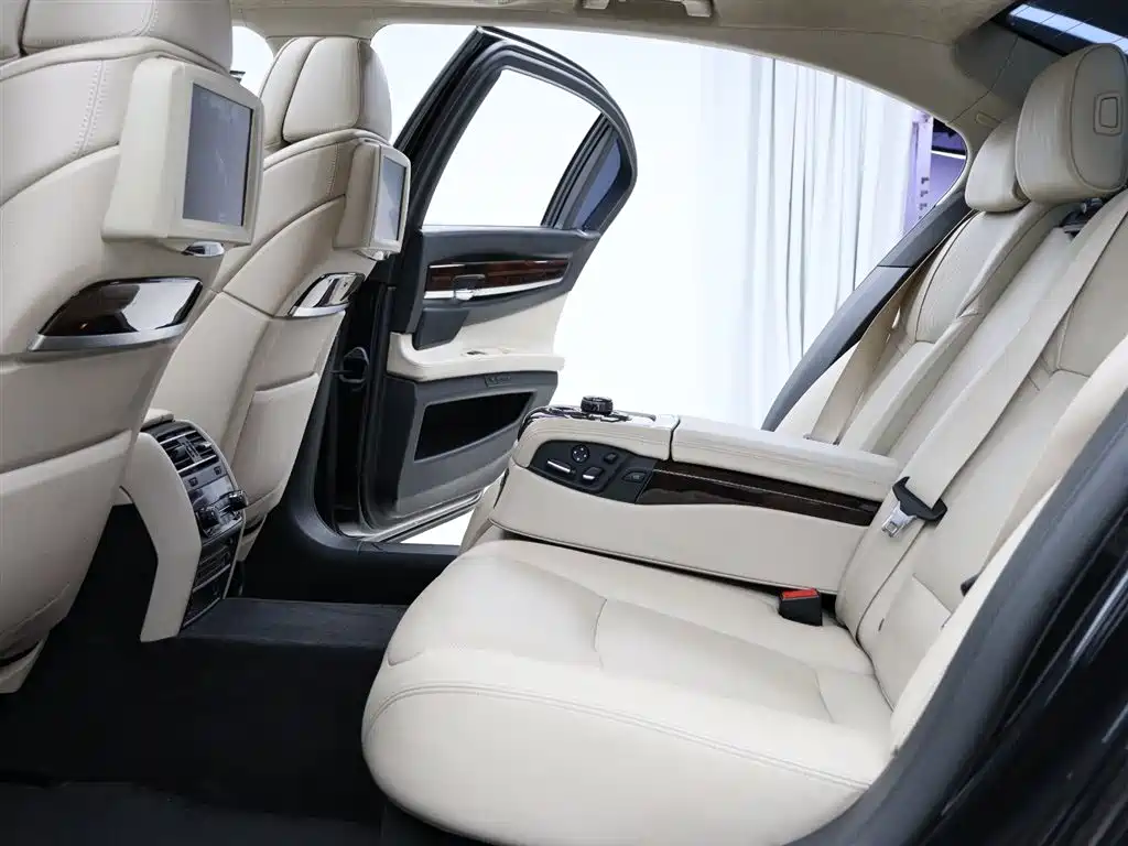 BMW 7 Series 2010 760Li фото 8