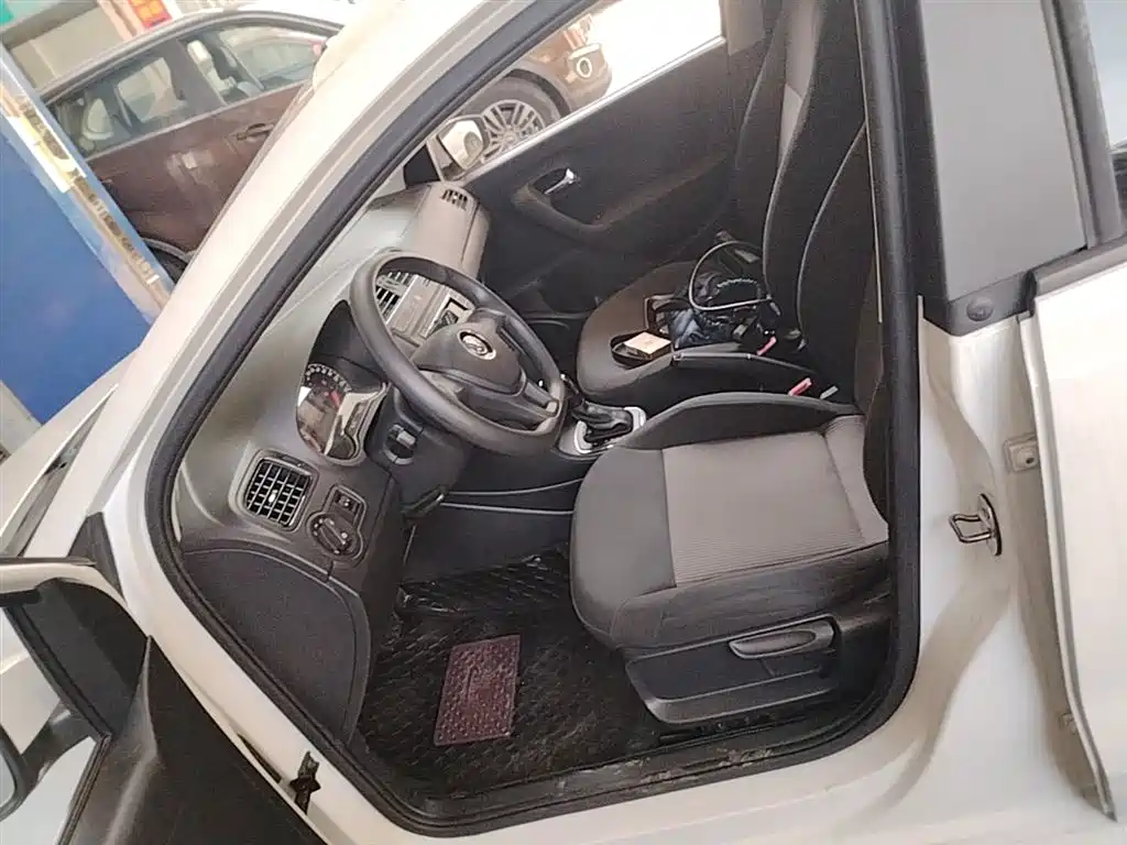 Volkswagen Polo 2016 1.4L Automatic Trend фото 16