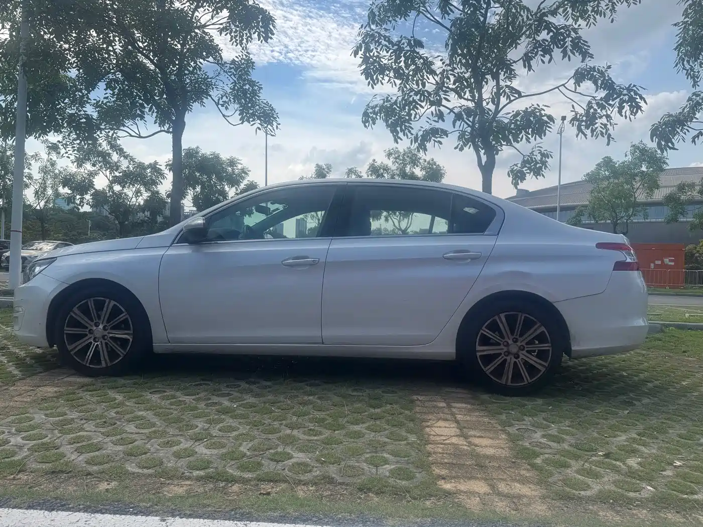 Peugeot 408 2014 1.8L Automatic Luxury Edition фото 9