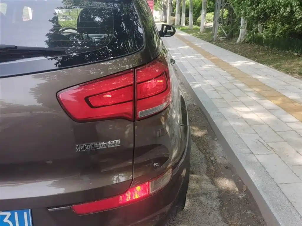 Kia Sportage 2015 2.0L Automatic 2WD DLX фото 8