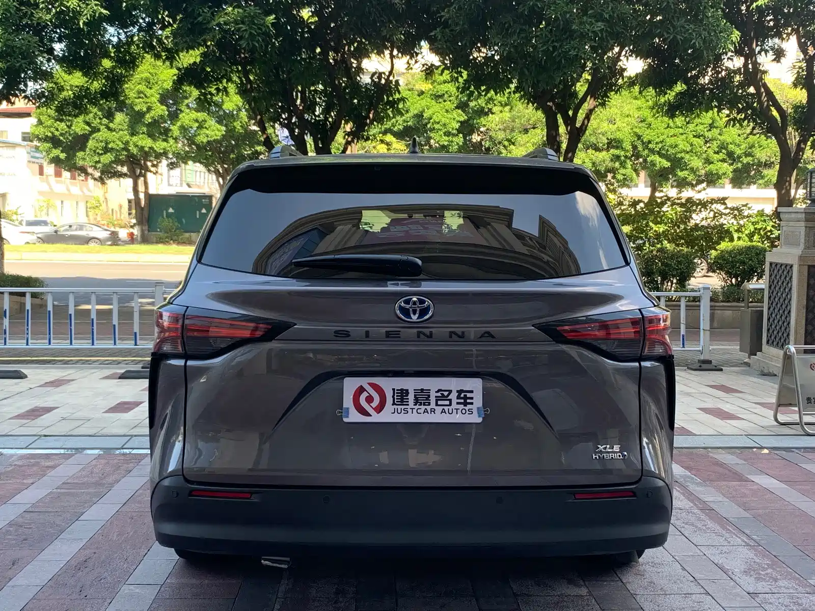 Photo 5 - Toyota Sienna