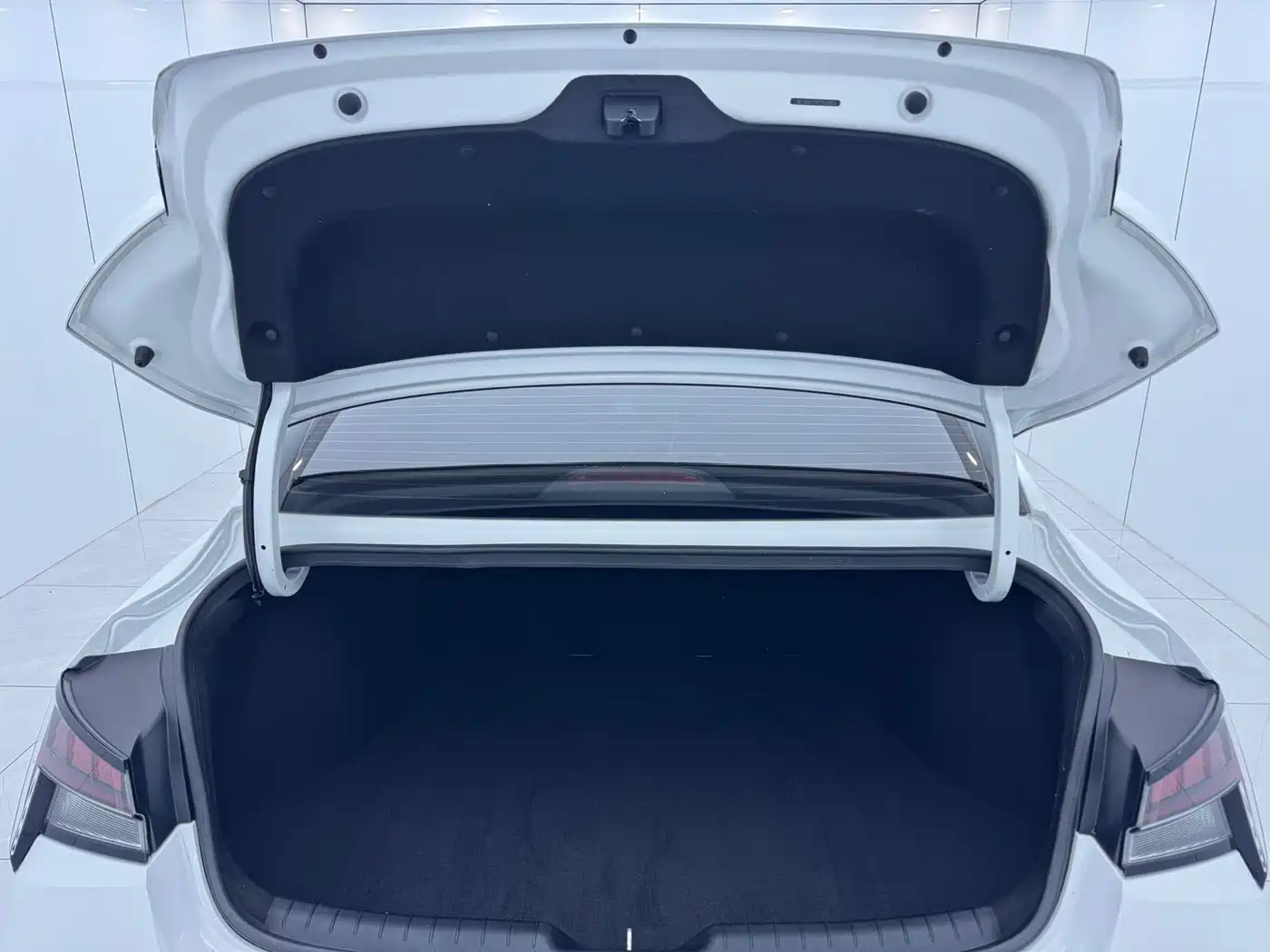 Hyundai Elantra 2023 Model 1.5L CVT LUX Premium Edition фото 14